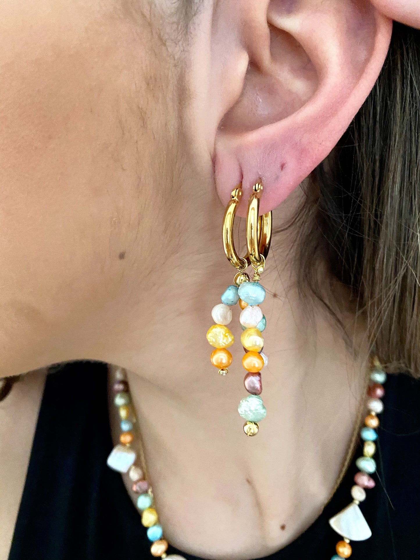 Pastels pearls - mini hoops 🤍💛💜💙💚 -